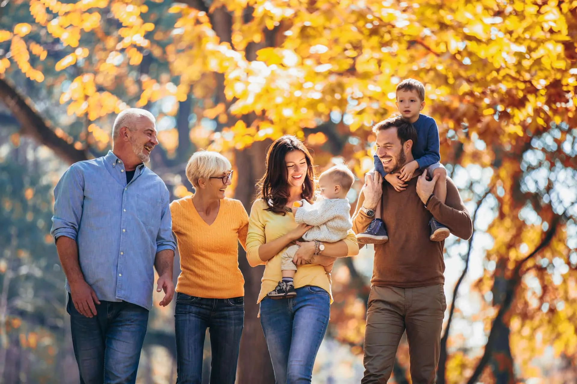 Familie im Wohnzimmer im Gespräch