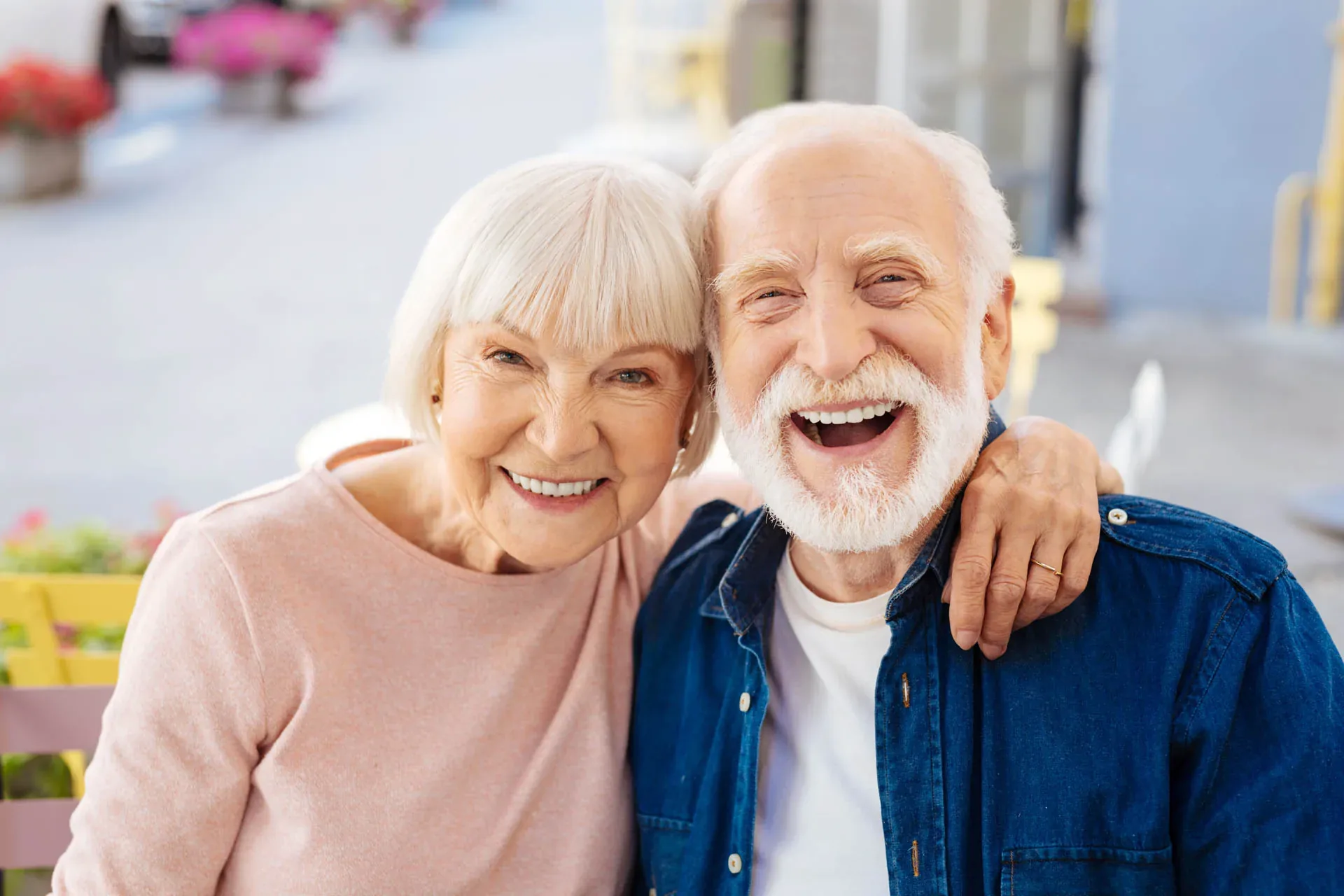 Seniorin und Senior im Gespräch