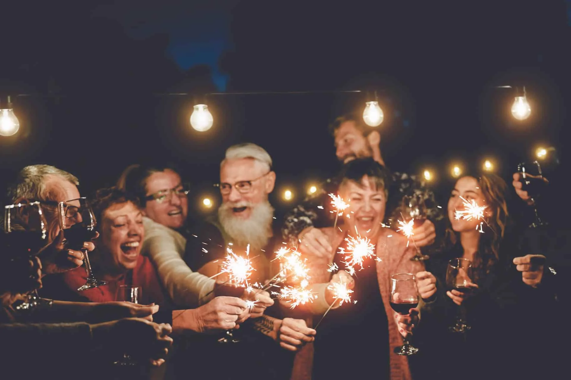 Gäste unterhalten sich auf einer gut besuchten Party