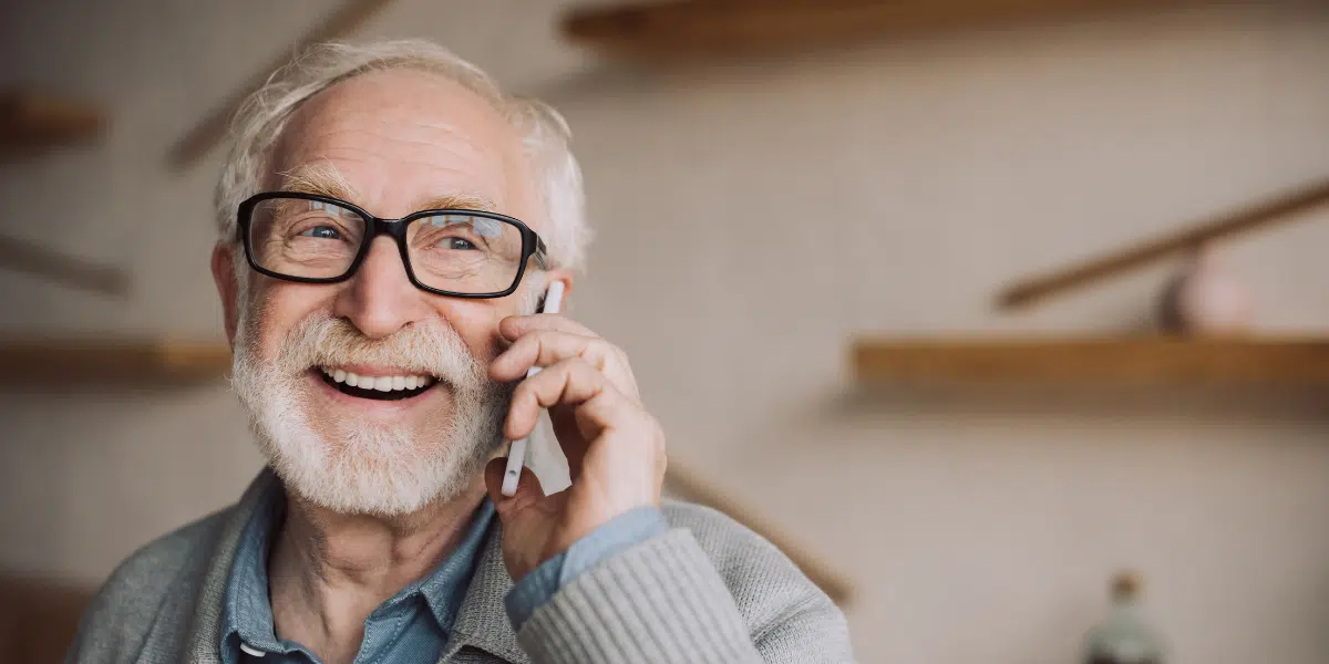 Telefone für Schwerhörige: So erleichtern sie den Alltag von Menschen mit Hörproblemen