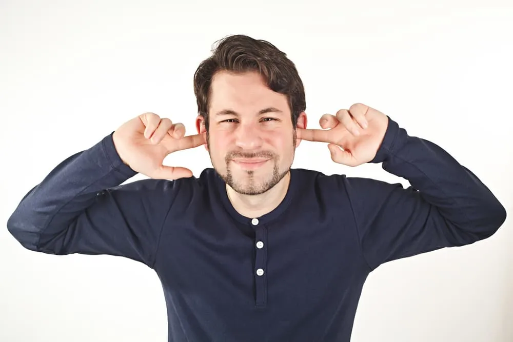Titelbild zum Thema Ohren zu – Was tun?