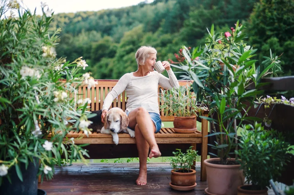 Frau sitzt entspannt in der Natur