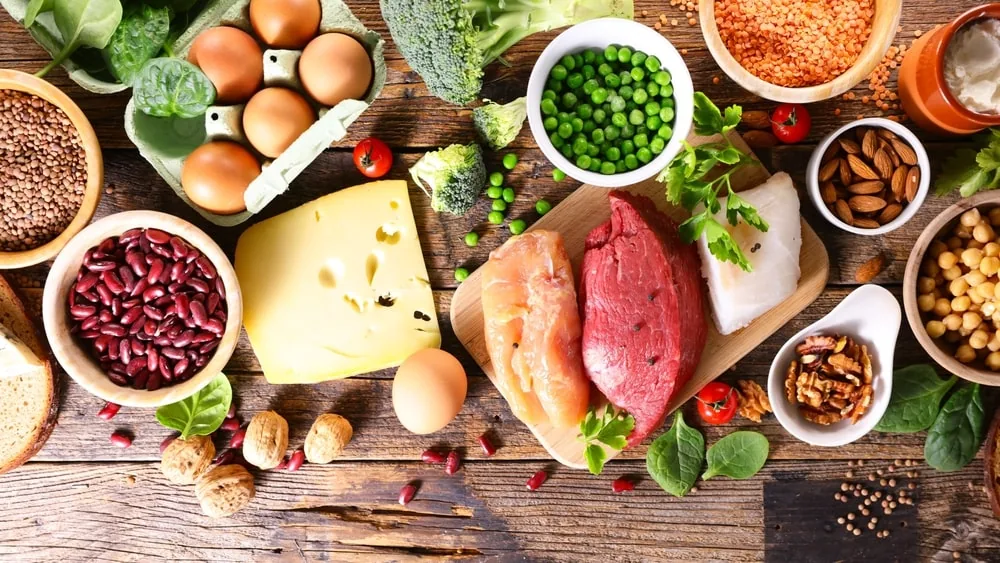 Proteinhaltige Lebensmittel auf einem Tisch