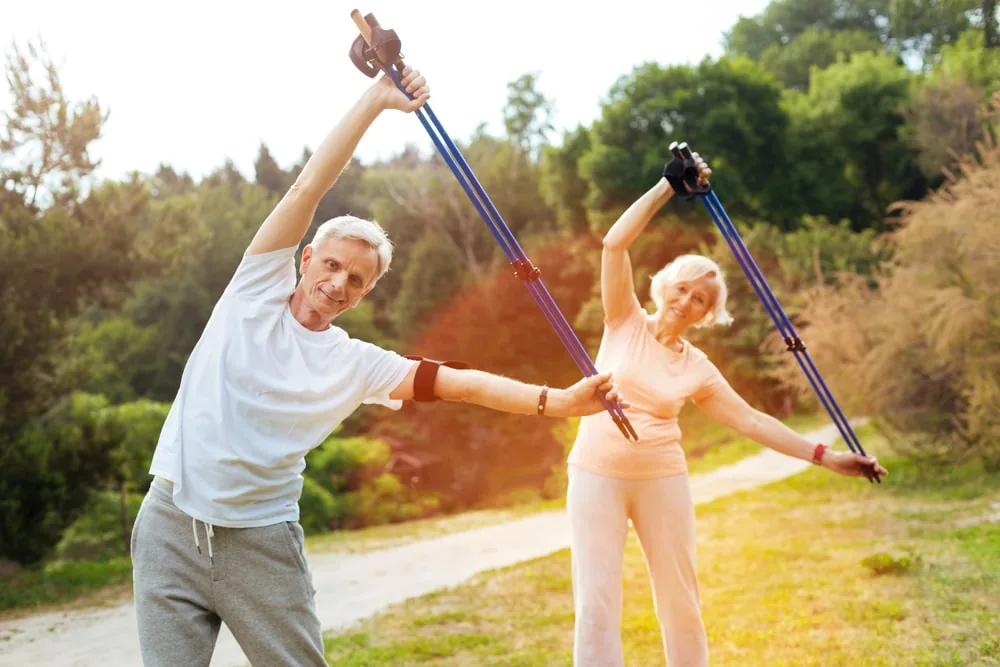 Senior und Seniorin beim Krafttraining