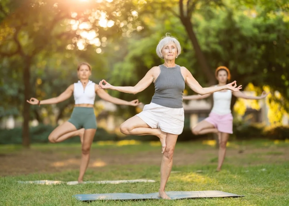 Titelbild zum Thema Yoga für Senioren