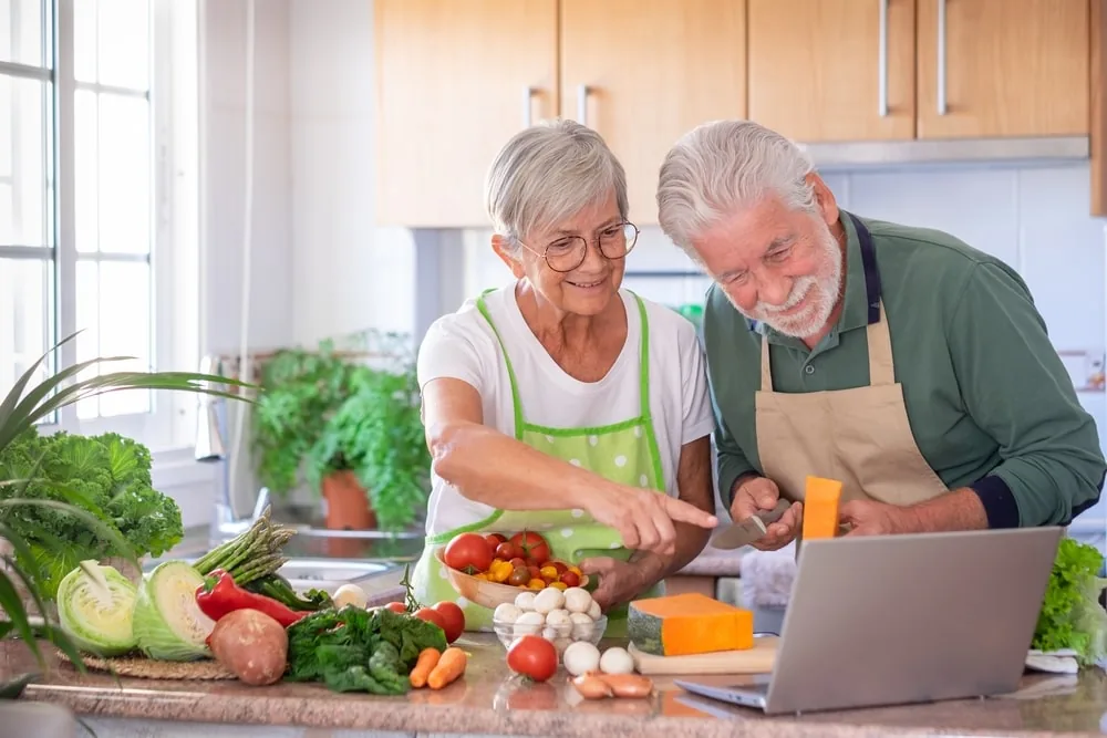 Älteres Ehepaar kocht gemeinsam gesund