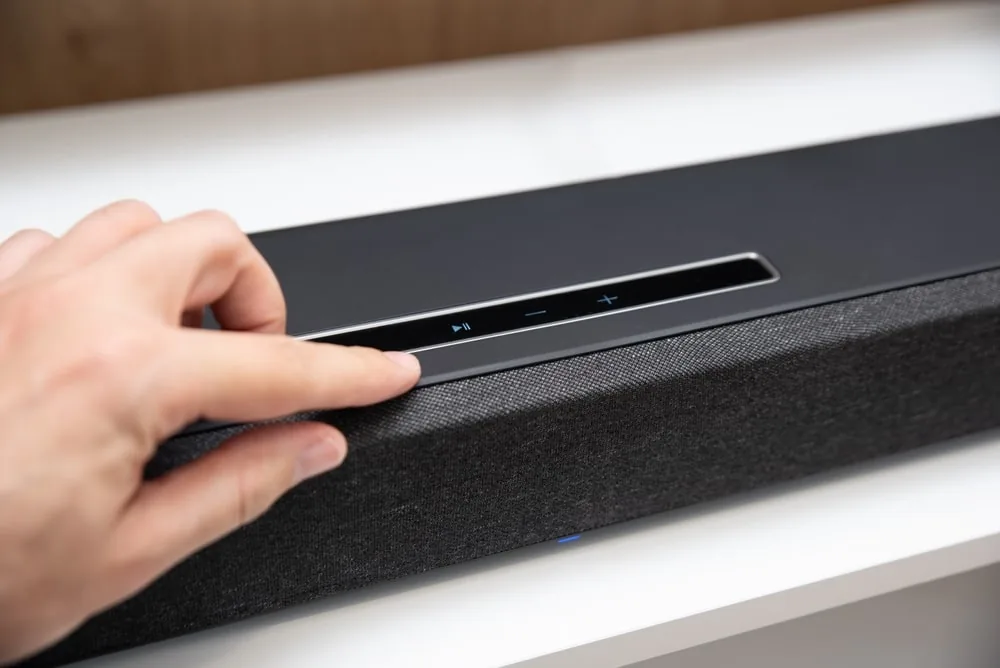 Titelbild zum Thema Soundbar vs. Sounddeck