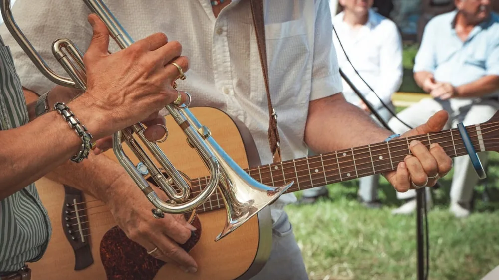 Titelbild zum Thema Musikinstrument mit Hörverlust spielen