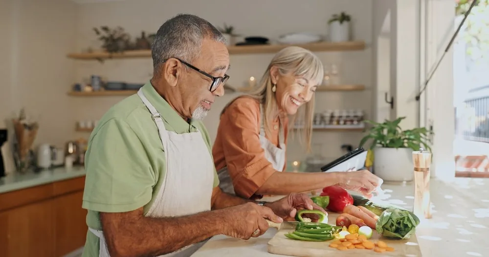 Senioren kochen gemeinsam in der Küche
